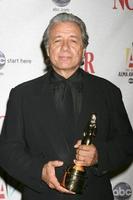 edward james olmos en la sala de prensa de los premios alma en pasadena, ca el 17 de agosto de 2008 foto