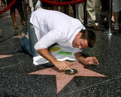 cameron mathison limpiando la estrella de susan lucci en el paseo de la fama de hollywood adyacente al teatro kodak piror a los emmy diurnos en el complejo hollywood and highland en hollywood, ca 19 de junio de 2008 foto