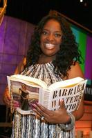 sherri Shepherd con su copia de la audición del libro de barbara walter dentro del teatro kodak piror a los emmy diurnos en el teatro kodak en hollywood, ca 19 de junio de 2008 foto