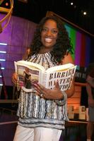 sherri Shepherd con su copia de la audición del libro de barbara walter dentro del teatro kodak piror a los emmy diurnos en el teatro kodak en hollywood, ca 19 de junio de 2008 foto