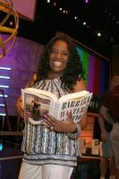 sherri Shepherd con su copia de la audición del libro de barbara walter dentro del teatro kodak piror a los emmy diurnos en el teatro kodak en hollywood, ca 19 de junio de 2008 foto