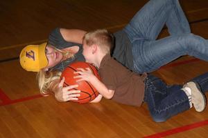 alison sweeney y su hijo ben sanov en el vigésimo juego de baloncesto james reynolds days of our lives en la escuela secundaria south pasadena en pasadena, ca el 29 de mayo de 2009 foto