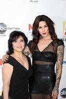 katherine von drachenberg, también conocida como kat von d y su madre, ella tiene un tatuaje de su madre en el hombro llegando a los premios alma 2009 royce hall, ucla los angeles, ca 17 de septiembre de 2009 foto