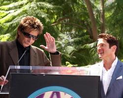 barry manilow en la ceremonia de la estrella del paseo de la fama de hollywood en honor al edificio capital de dave koz en hollywood los angeles, ca 22 de septiembre de 2009 foto