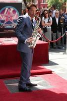 dave koz en la ceremonia de la estrella del paseo de la fama de hollywood en honor al edificio capital de dave koz en hollywood los angeles, ca 22 de septiembre de 2009 foto