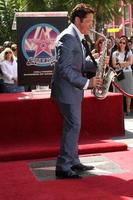 dave koz en la ceremonia de la estrella del paseo de la fama de hollywood en honor al edificio capital de dave koz en hollywood los angeles, ca 22 de septiembre de 2009 foto