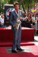 dave koz en la ceremonia de la estrella del paseo de la fama de hollywood en honor al edificio capital de dave koz en hollywood los angeles, ca 22 de septiembre de 2009 foto