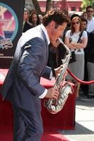 dave koz en la ceremonia de la estrella del paseo de la fama de hollywood en honor al edificio capital de dave koz en hollywood los angeles, ca 22 de septiembre de 2009 foto