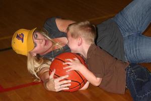 alison sweeney y su hijo ben sanov en el vigésimo juego de baloncesto james reynolds days of our lives en la escuela secundaria south pasadena en pasadena, ca el 29 de mayo de 2009 foto