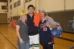 alison sweeney, kyle brandt y bryan dattilo en el vigésimo juego de baloncesto de james reynolds days of our lives en la escuela secundaria south pasadena en pasadena, ca el 29 de mayo de 2009 foto