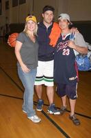 alison sweeney, kyle brandt y bryan dattilo en el vigésimo juego de baloncesto de james reynolds days of our lives en la escuela secundaria south pasadena en pasadena, ca el 29 de mayo de 2009 foto