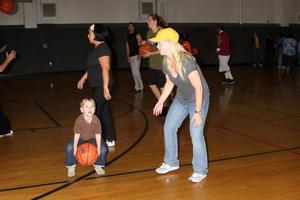 alison sweeney y su hijo ben sanov en el vigésimo juego de baloncesto james reynolds days of our lives en la escuela secundaria south pasadena en pasadena, ca el 29 de mayo de 2009 foto