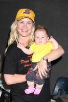 Alison Sweeney y su bebé Megan Hope Sanov en el vigésimo juego de baloncesto James Reynolds Days of Our Lives en South Pasadena High School en Pasadena, California, el 29 de mayo de 2009. foto