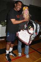 James Reynolds y Alison Sweeney y su bebé Megan Hope Sanov en el vigésimo juego de baloncesto de James Reynolds Days of Our Lives en South Pasadena High School en Pasadena, California, el 29 de mayo de 2009 foto