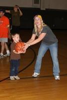 alison sweeney y su hijo ben sanov en el vigésimo juego de baloncesto james reynolds days of our lives en la escuela secundaria south pasadena en pasadena, ca el 29 de mayo de 2009 foto