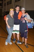 alison sweeney, kyle brandt y bryan dattilo en el vigésimo juego de baloncesto de james reynolds days of our lives en la escuela secundaria south pasadena en pasadena, ca el 29 de mayo de 2009 foto