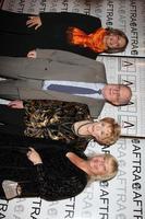 jess walton, billy vera, jeanne cooper y beth maitland llegando a los premios aftra media and entertainment heritage awards amees en el hotel biltmore en los angeles, ca el 9 de marzo de 2009 foto