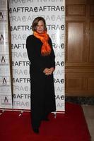 jess walton llegando a los premios de excelencia en medios y entretenimiento aftra amees en el hotel biltmore en los angeles, ca el 9 de marzo de 2009 foto