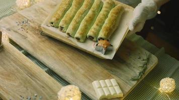 pastel con masa verde, guindas y crema agria. también tiene adorno de comida y el pastel de estrella roja video