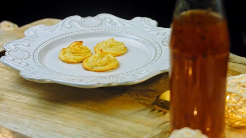 der koch macht kartoffelplätzchen mit einer lebensmitteltüte ...