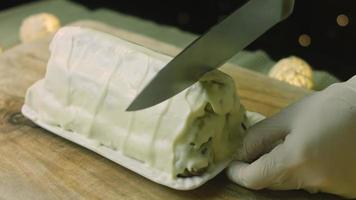 torta con verde Impasto, acida ciliegie e acida crema. esso anche ha cibo ornamento e il rosso stella torta video