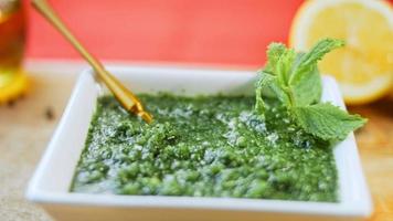 adjika verde preparado com hortelã e pimenta. cozinha tradicional georgiana video