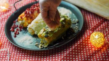 mexikansk majs elote i tre sätt. nedtryckt med ost, guacamole och granatäpple. maxican flagga video