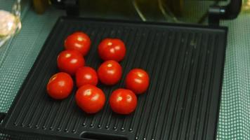 Grill tomatoes with red and green pepper. I return the fried part video