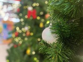 2023 celebración de la decoración del árbol de navidad y año nuevo foto