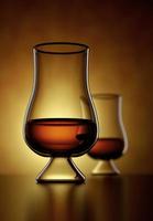 whisky escocés, bourbon o ron en un vaso sobre fondo ámbar - ilustración 3d foto
