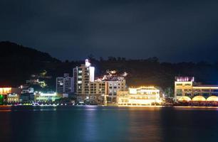vista nocturna de yeosu, provincia de jeolla del sur, corea foto