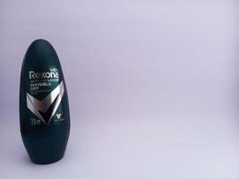 malang, indonesia - noviembre de 2022, desodorante para hombres con la marca rexona. de color verde oscuro, con fondo blanco aislado foto