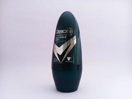 malang, indonesia - noviembre de 2022, desodorante para hombres con la marca rexona. de color verde oscuro, con fondo blanco aislado foto