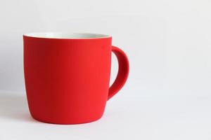 taza roja en blanco aislada en fondo blanco, taza de té o café mate, maqueta con taza de cerámica para bebidas calientes, plantilla de marca de impresión de regalo vacía, tankard para diseño, colocación de logotipo foto