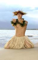 el bailarín masculino de hula se arrodilla en una pose hawaiana de adoración. foto