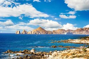 final de la tierra y la punta de baja california con un océano azul cristalino en primer plano. foto