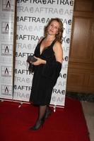 gabrielle carteris llegando a los premios de excelencia en medios y entretenimiento aftra amees en el hotel biltmore en los angeles, ca el 9 de marzo de 2009 foto