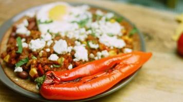 Cut the heart-shaped egg from Huevos rancheros with a knife video