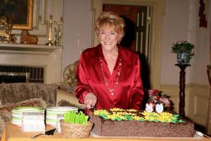 jeanne cooper en el set de los jóvenes y los inquietos celebrando el 80 cumpleaños de jeanne cooper en los angeles, ca el 24 de octubre de 2008 foto