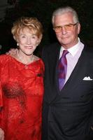 jeanne cooper y paul rauch en una fiesta privada de cumpleaños número 80 para jeanne cooper organizada por lee bell en su casa en beverly hills, ca el 23 de octubre de 2008 foto