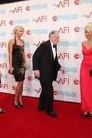 Hugh Hefner llegando a los premios AFI Life Achievement Awards en honor a Michael Douglas en Sony Studios, en Culver City, California, el 11 de junio de 2009. El programa se transmite por TV Land el 19 de julio de 2009 a las 9:00 p. m. y hora del Pacífico. foto