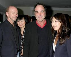 paul haggis bai ling oliver stone y el invitado chocan después de la celebración de los oscar los angeles, ca 6 de marzo de 2006 foto