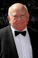 ed asner llegando a los premios emmy creativos en horario estelar en el nokia center en los angeles, ca el 12 de septiembre de 2009 foto