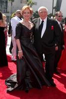 tova y ernest borgnine llegando a los premios emmy creativos en horario estelar en el nokia center en los angeles, ca el 12 de septiembre de 2009 foto