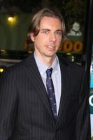 dax shepard llegando al estreno del retiro de parejas mann s village theater westwood, ca 5 de octubre de 2009 foto