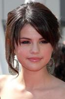 selena gomez llegando a los premios emmy creativos en horario estelar en el nokia center en los angeles, ca el 12 de septiembre de 2009 foto