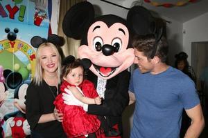 los angeles, 4 de diciembre - adrienne frantz bailey, amelie bailey, scott bailey, personaje de mickey mouse en la primera fiesta de cumpleaños de amelie bailey en una residencia privada el 4 de diciembre de 2016 en studio city, ca foto