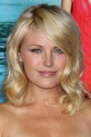 malin akerman llegando al estreno del retiro de parejas mann s village theater westwood, ca 5 de octubre de 2009 foto