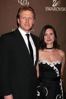 kevin mckidd y esposa diseñador de vestuario premios 2008, llegadas regent beverly wilshire hotel beverly hills, ca 19 de febrero de 2008 foto