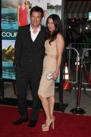 jason bateman y amanda anka llegando al estreno del retiro de parejas mann s village theater westwood, ca 5 de octubre de 2009 foto